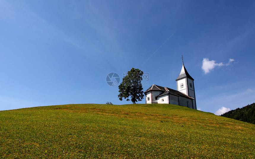 孤单的教堂在山丘上天空蓝色晴天山脉爬坡房子国家天气旅游教会图片