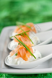 美味的起步者韭菜美食烹饪奶油海鲜餐厅绿色香葱勺子背景图片