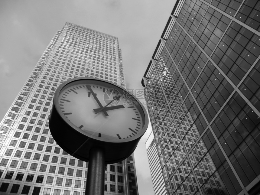 时间与商业港区计时器小时圆圈钟表顺序摩天大楼窗户建筑反射图片