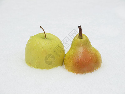 苹果和梨子在雪上背景图片