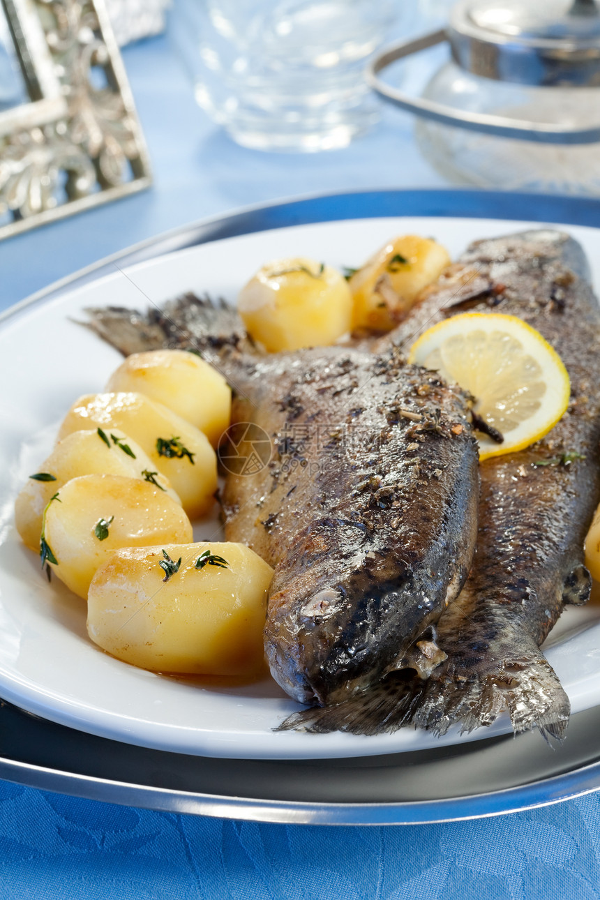 烤鳟鱼鱼片营养餐厅海鲜柠檬桌布土豆美食厨房饮食图片