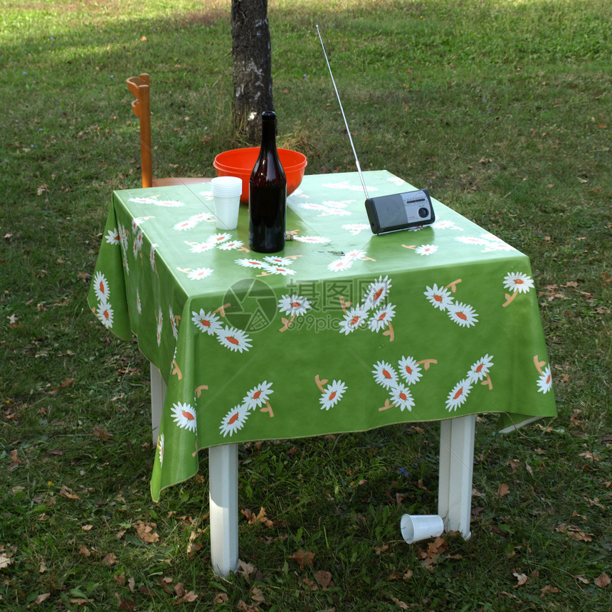 野风食物收音机桌子瓶子公园图片