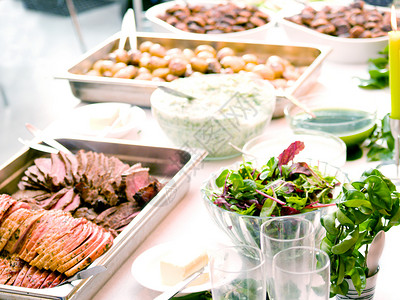 餐桌上的美味食品布局午餐桌子餐厅盘子空白沙拉庆典美食广告食物背景图片