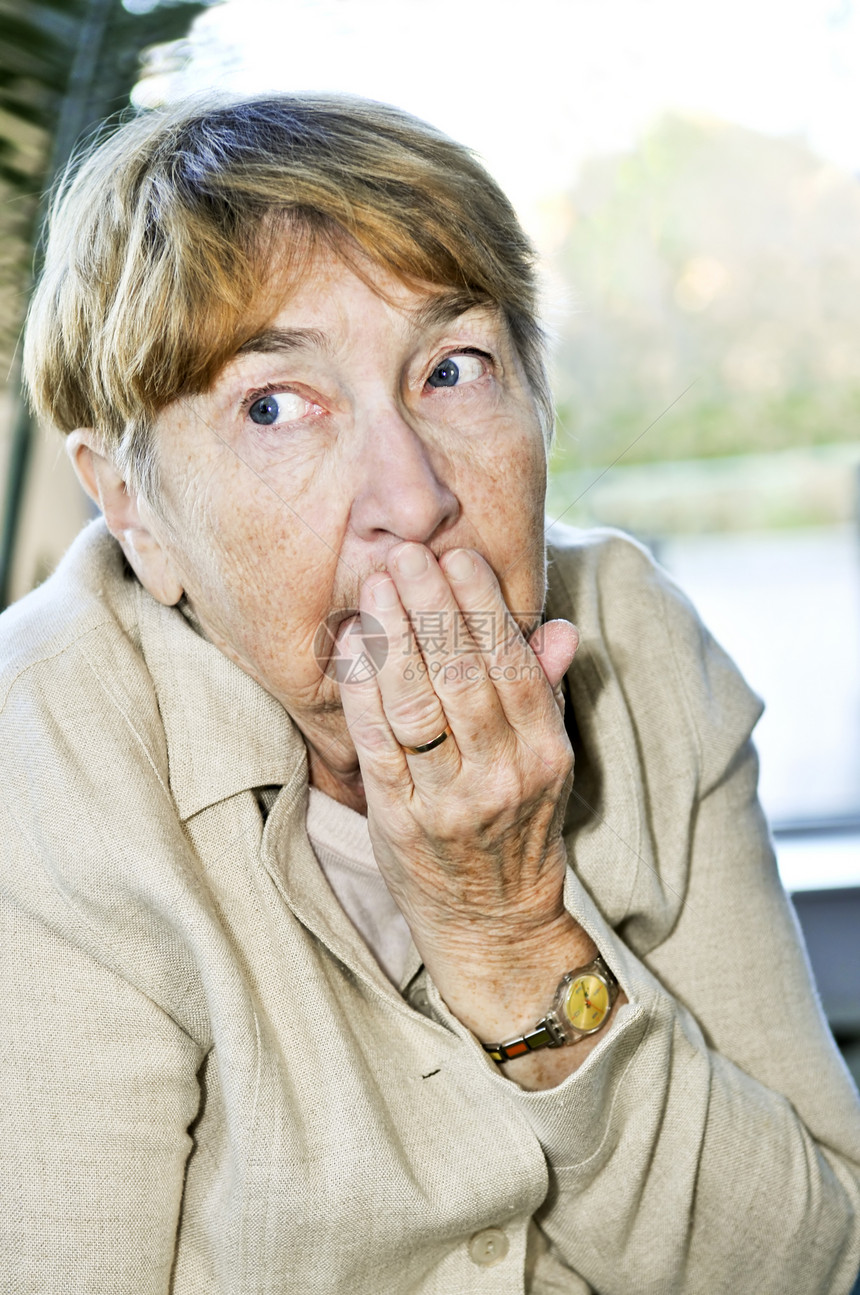害怕的老年妇女夹克卫生成人奶油老化祖母头发退休女性保健图片