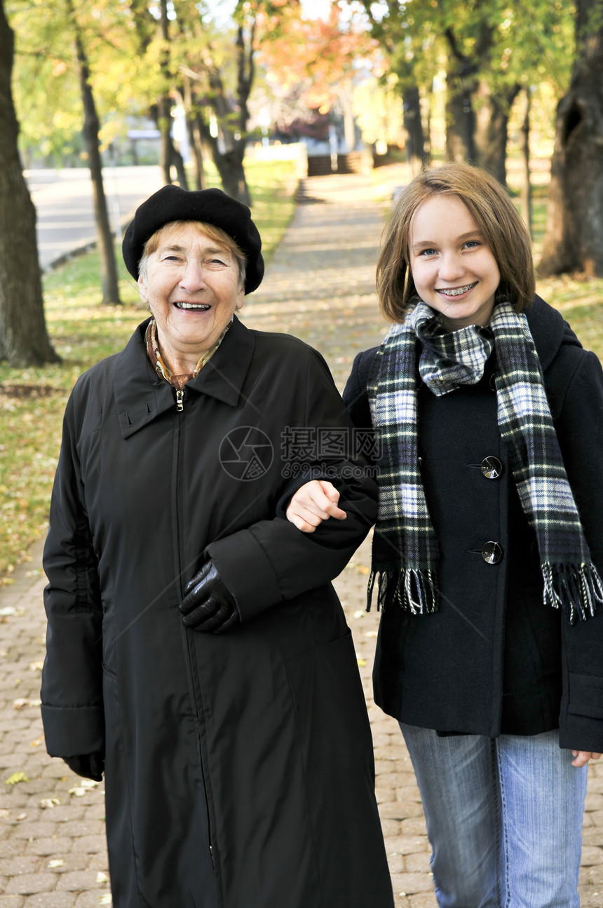 外孙女与外祖母一起走路青少年老年家庭孩子们女性人行道女孩公园女士祖母图片