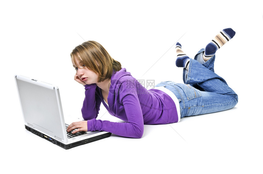 拥有计算机的女孩牛仔裤笔记本说谎教育网络白色青春期技术女孩们女性图片