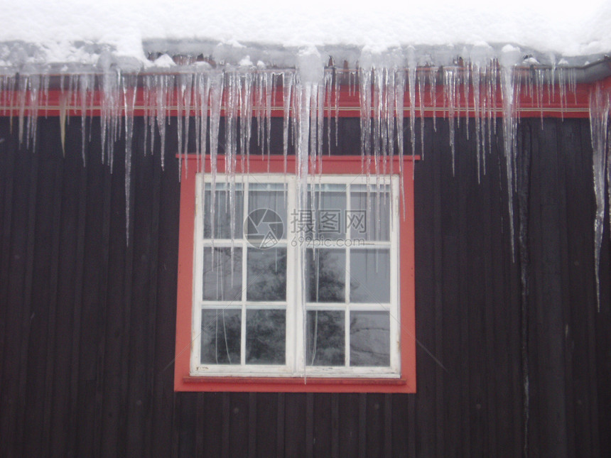 吊在屋顶上的冰柱广场框架棕色白色控制板红色窗户怀旧图片