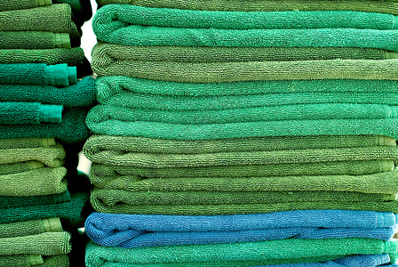 毛巾堆蓝色浴巾绿色背景图片