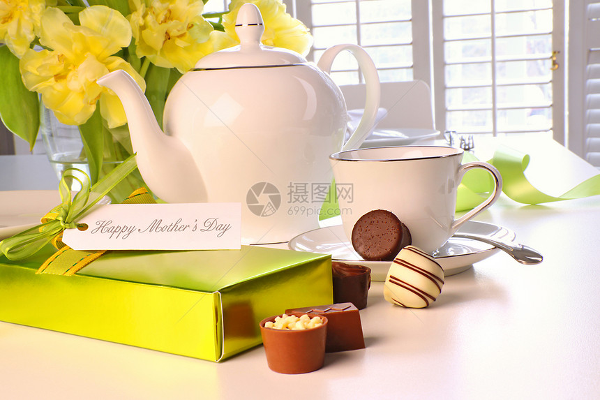 餐桌上的巧克力盒和茶杯图片