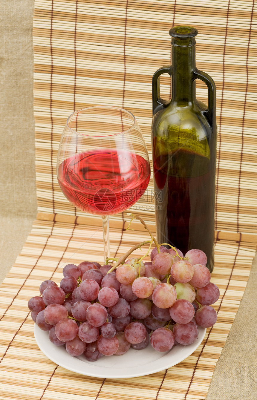 垫子上的葡萄和葡萄酒图片