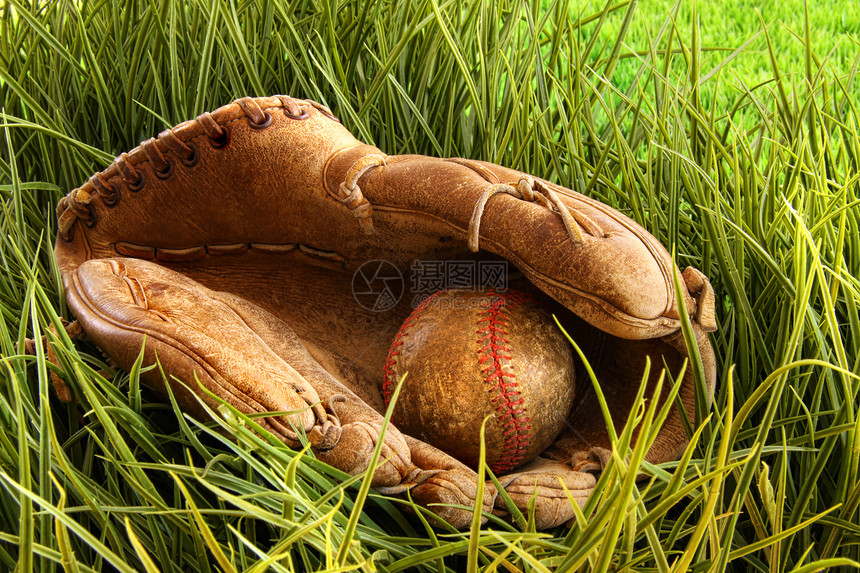 旧棒球手套 在草地上打球图片