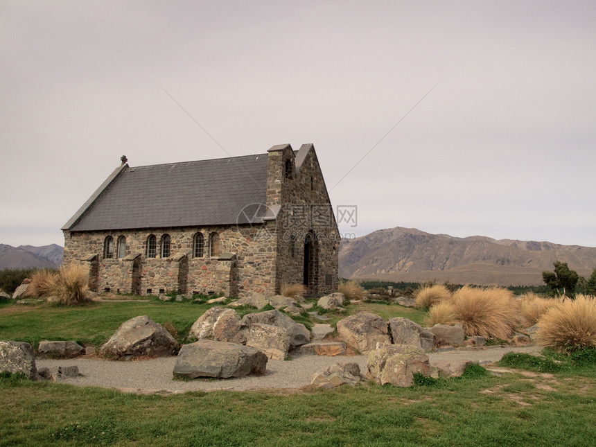 除了Tekapo湖外的旧教堂岩石丘陵小路天空房子石头教会多云风景美丽图片