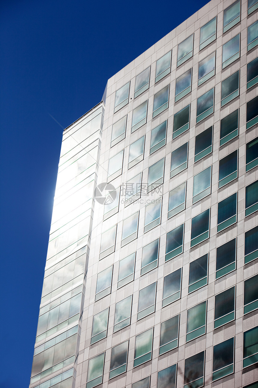 办公室建筑摘要太阳窗户玻璃黑色建筑学蓝色天空反射商业图片