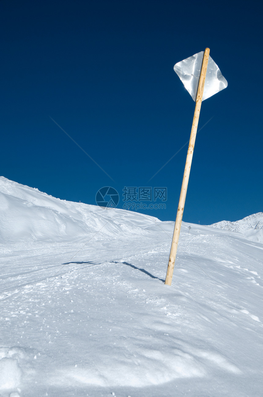 滑雪坡上的金属标志图片