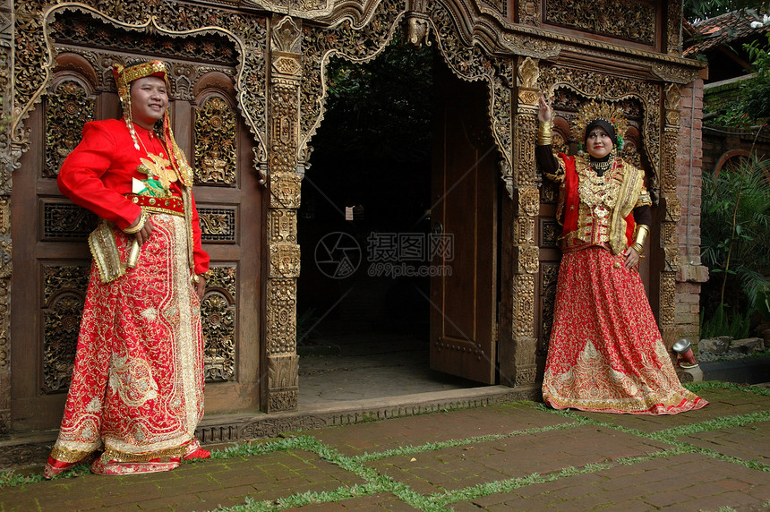 新娘和新郎女性丈夫裙子投标戏服刺绣遗产珠宝女士夫妻图片