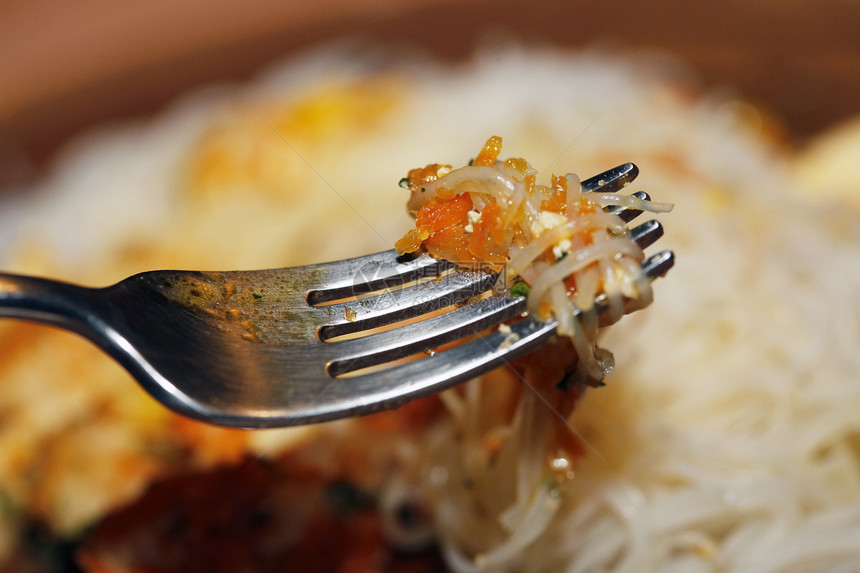 带叉子的chichen面食香料胡椒盘子太阳菜单食谱男人白色原产地饮食图片