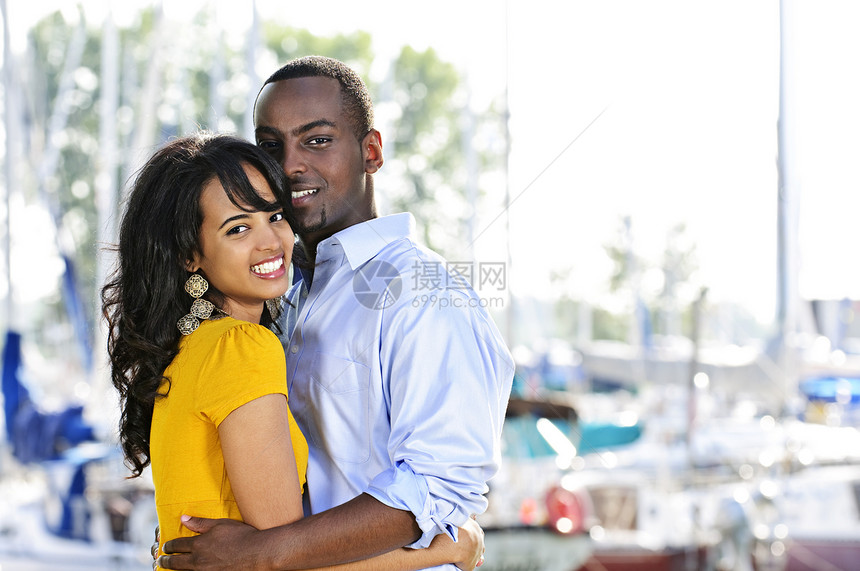 快乐的情侣拥抱闲暇微笑女士男人少数民族黑色帆船简介幸福港口图片