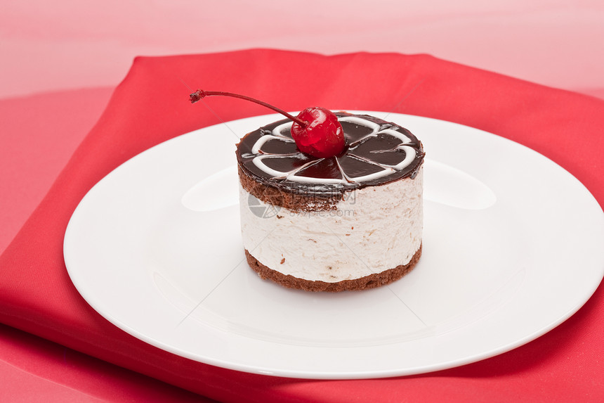 配樱桃的花心蛋糕甜点食物红色巧克力奶油糕点图片