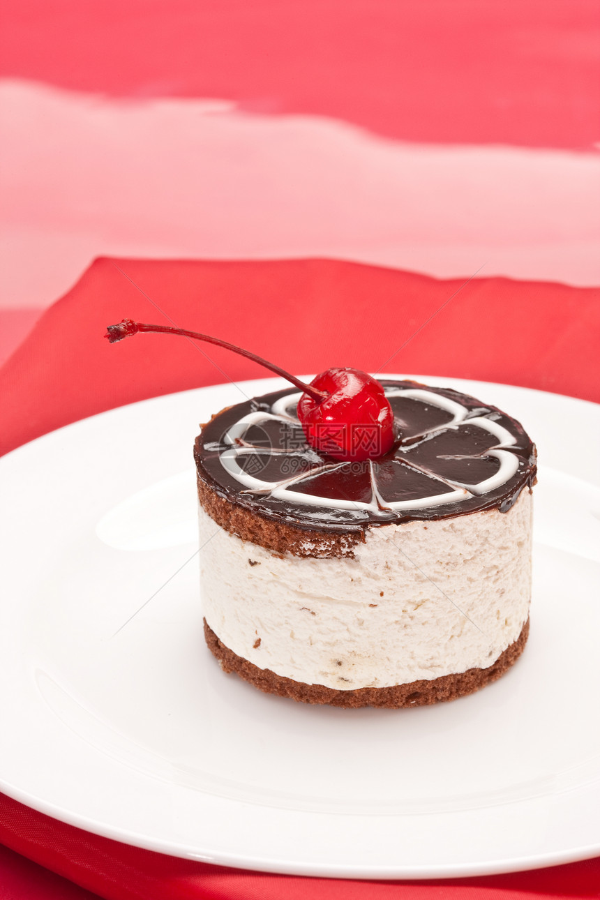配樱桃的花心蛋糕巧克力奶油糕点食物甜点红色图片