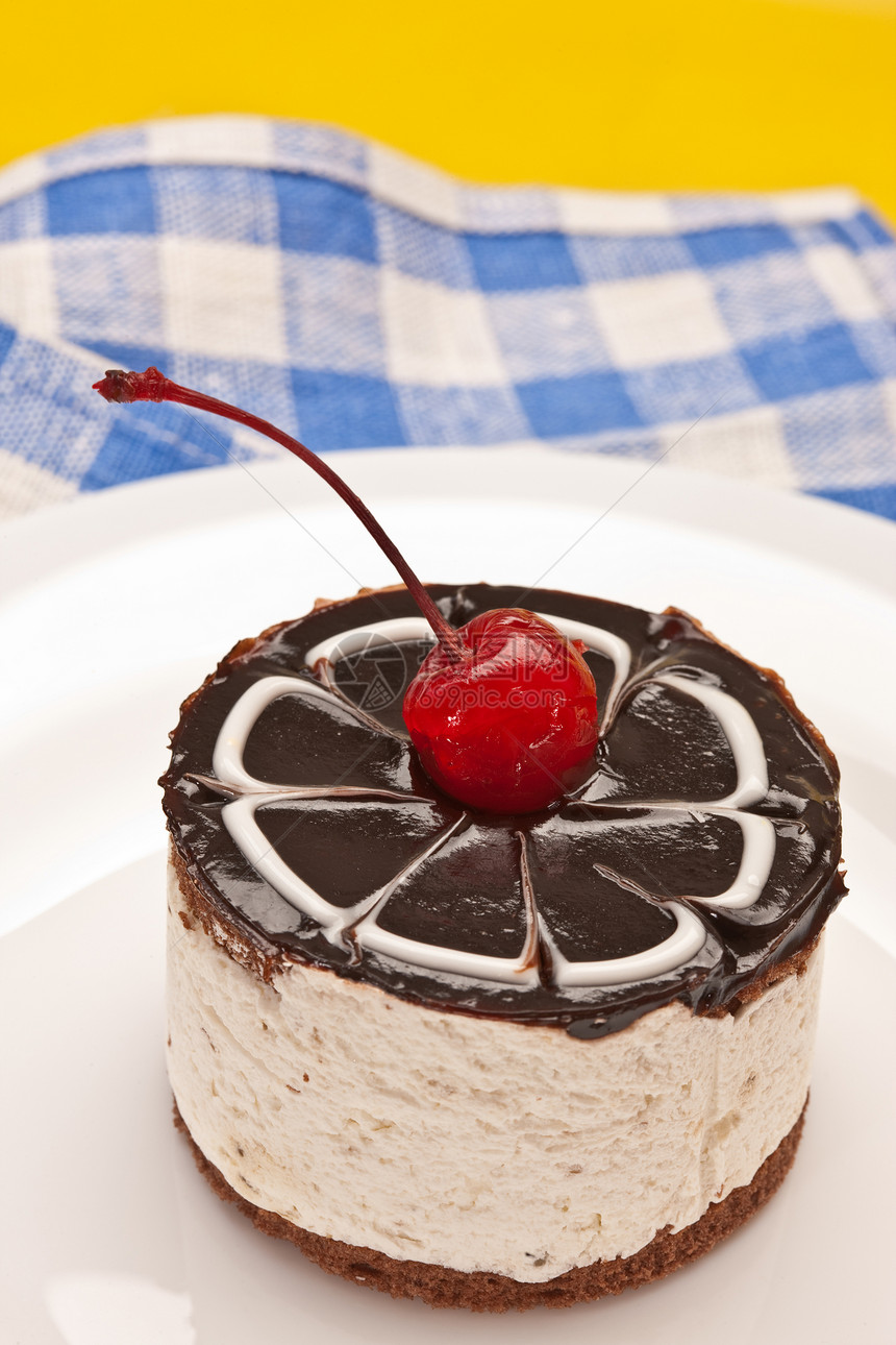 配樱桃的花心蛋糕食物奶油巧克力糕点甜点红色图片