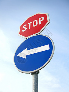 交通标志安全驾驶危险控制警告汽车指示牌民众城市路口背景图片