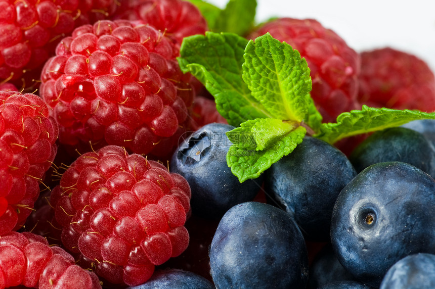 蓝莓和有薄荷叶的草莓薄荷红色植物草本植物甜点香料宏观蓝色美食食物图片