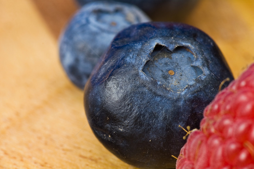 草莓和蓝莓木头水果美食粉色红色覆盆子食物团体盘子甜点图片