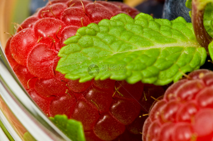 草莓和蓝莓水果覆盆子食物蓝色木头粉色美食盘子红色甜点图片