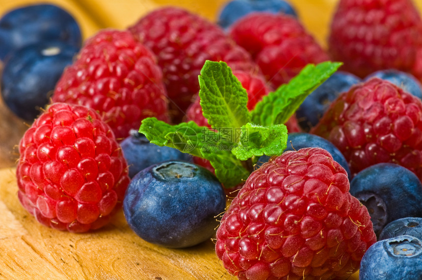 蓝莓 红莓和薄荷叶团体叶子食物覆盆子草本植物水果薄荷甜点植物宏观图片