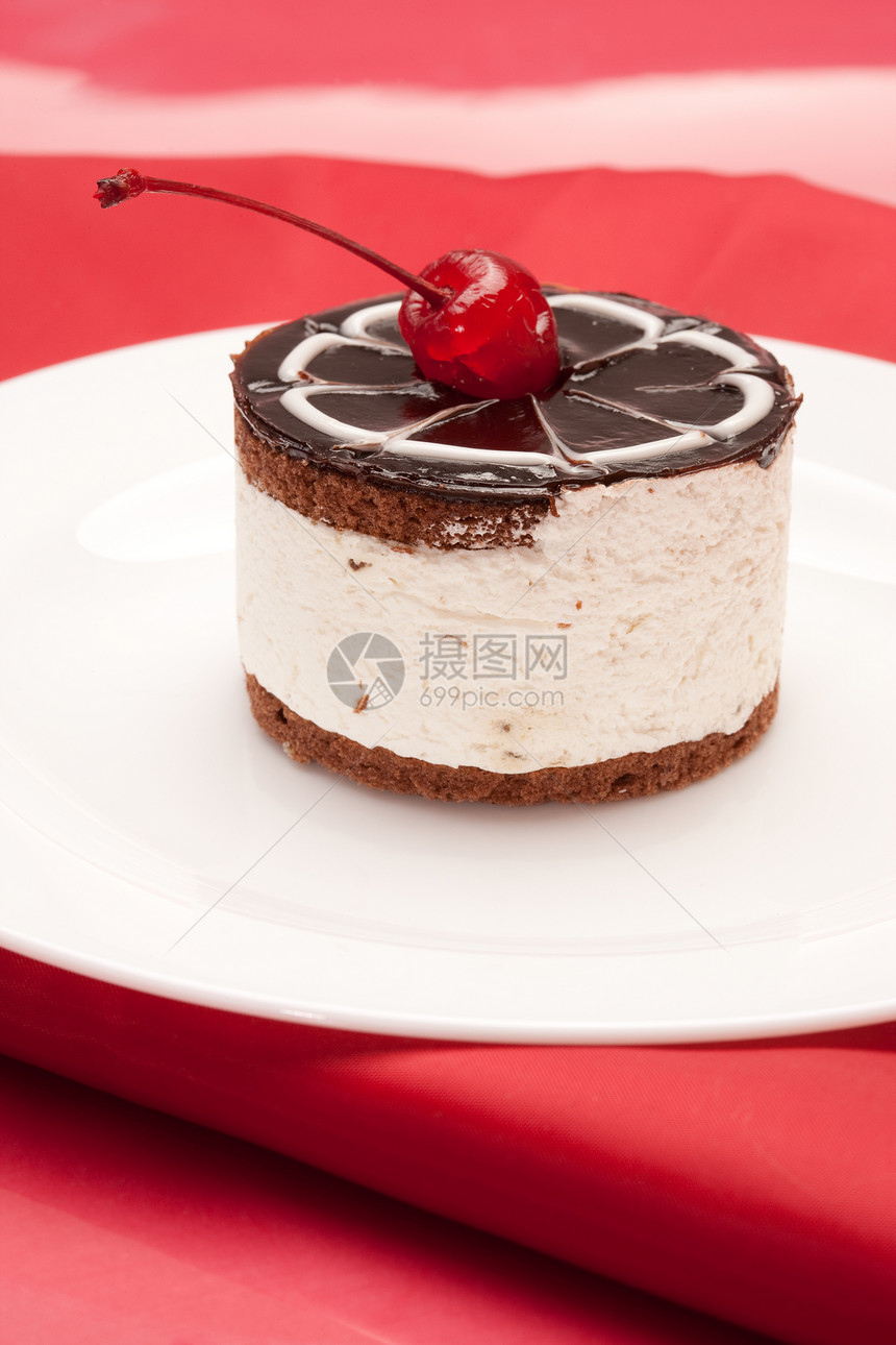 配樱桃的花心蛋糕奶油食物甜点糕点红色巧克力图片