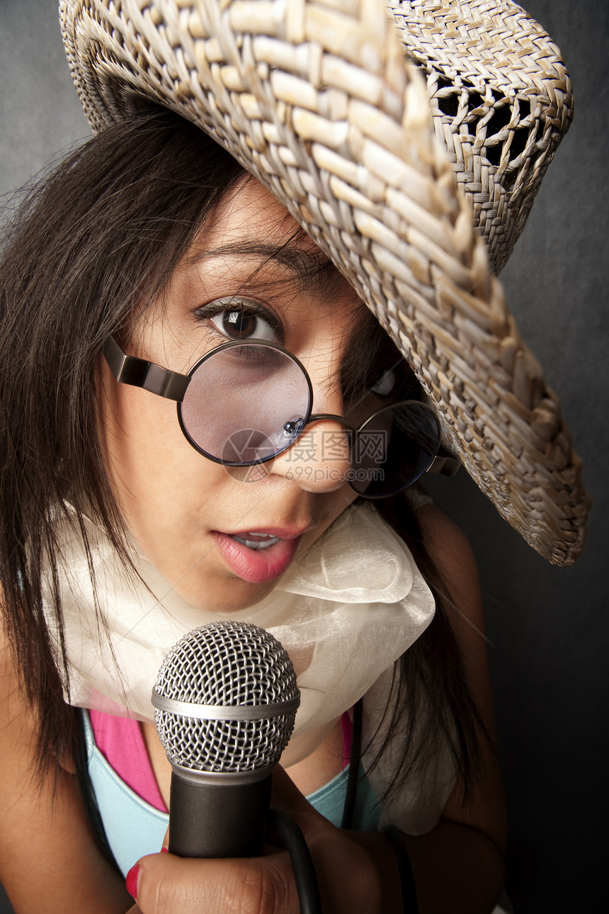 美丽的年轻歌手太阳镜岩石围巾音乐演员眼镜麦克风唱歌女性成人图片
