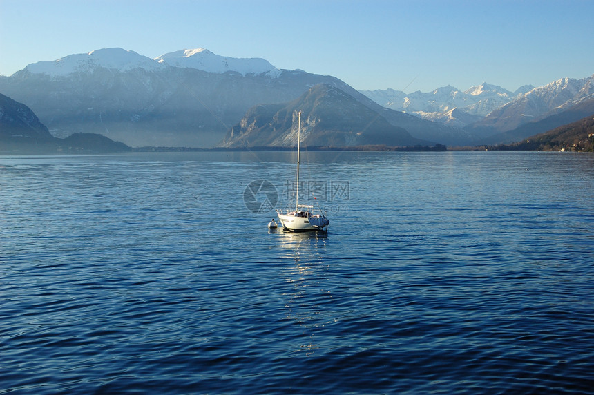 湖上的船只橙子水手阳光旅游娱乐海洋旅行运动天空地平线图片