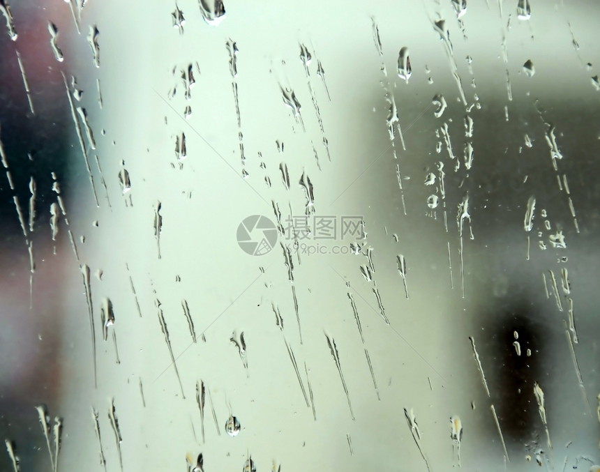 玻璃上的雨流动天气细流运球无色细雨灰色图片