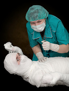 医生和病人黑色绿色面具注射器乐趣护士医学药品白色木乃伊背景图片