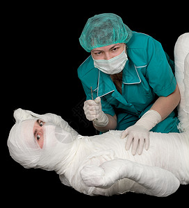 医生和病人护士注射器乐趣绿色医学注射白色手套黑色面具背景图片
