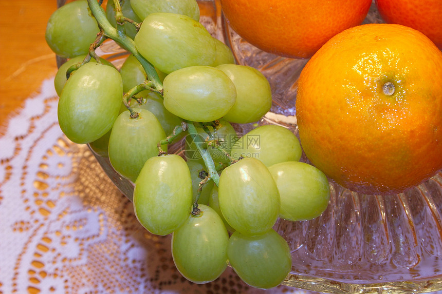 葡萄和柠檬绿色橘子营养维生素生产圆形红色黄色健康饮食图片