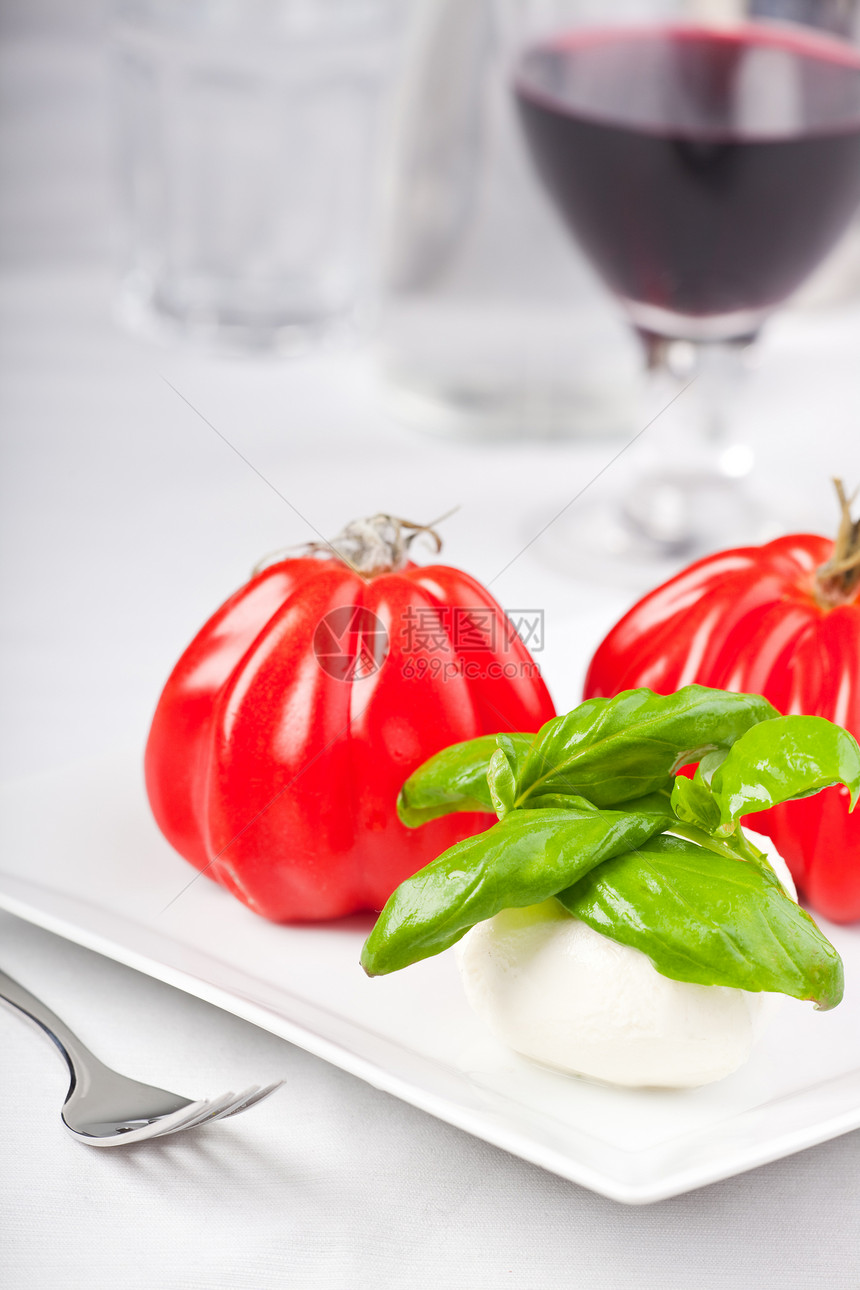 番茄 马扎里拉和巴西勒 同时制造Inssarada羊毛厨房食物玻璃酒杯木板沙拉蔬菜小吃叶子红色图片