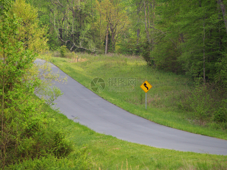 曲流山路爬坡路面警告树木指示牌绿色沥青驾驶乡村车道图片