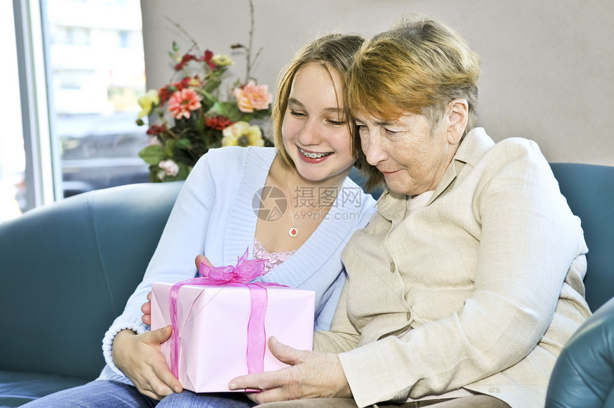 访问祖母的外孙女家庭祖父母价值观孩子女孩展示生日孩子们礼物青少年图片