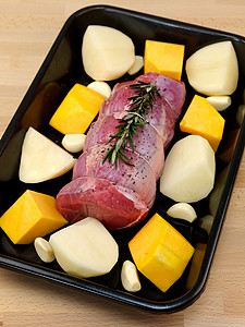 Raw 烤牛肉托盘蔬菜小牛土豆烹饪食物背景图片