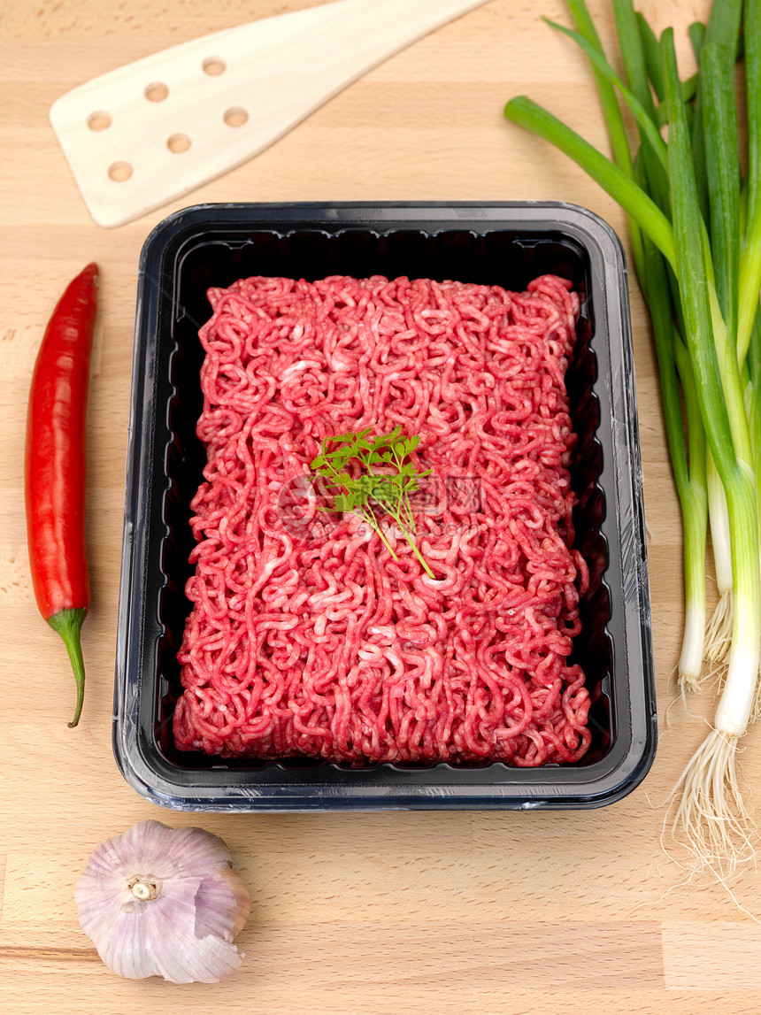 牛肉薄粉零售托盘地面红色塑料食物图片