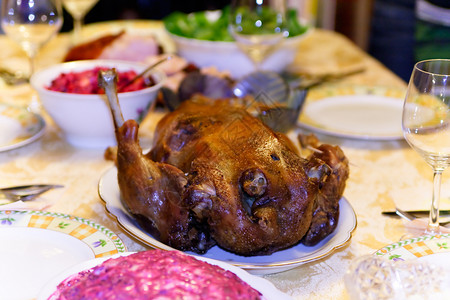 烤鹅 新年一顿丰盛的饭火炉鸭子白色文化火鸡茶点食物烹饪烤箱褐色背景图片