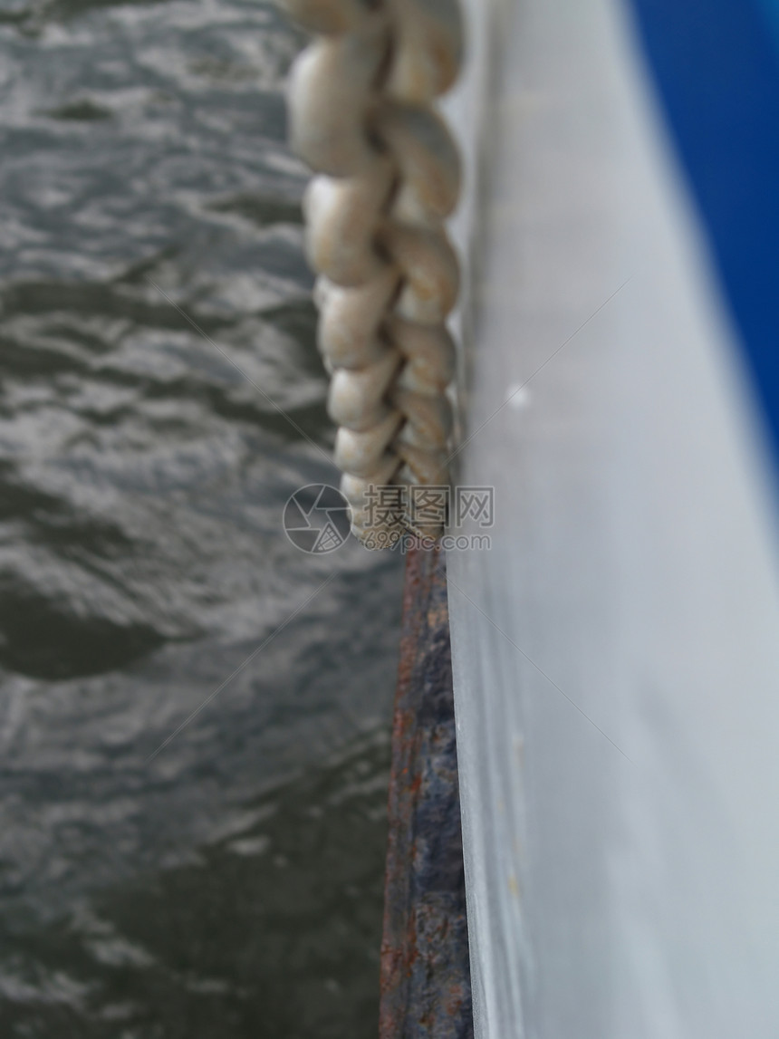 锁定链码头白色波纹焦糖金属海洋蓝色渡船图片