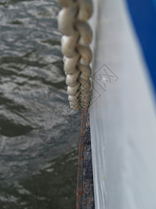 锁定链码头白色波纹焦糖金属海洋蓝色渡船背景图片