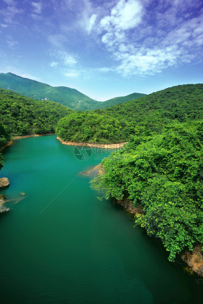 森林中的湖泊阳光反射森林风景天空旅行地平线旅游叶子岩石图片