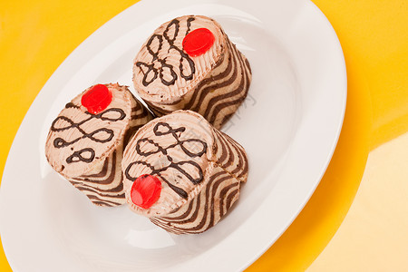 花边蛋糕条纹盘子巧克力食物甜点奶油背景图片