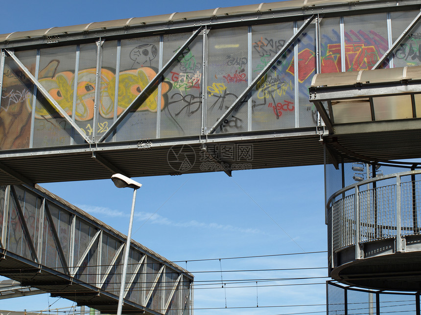 带有涂鸦的桥梁天桥天空行人蓝色社会通道艺术图片