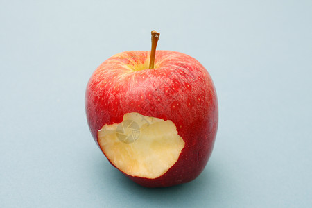 苹果咬痕红色摄影背景图片