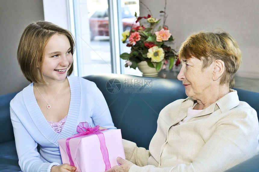 访问祖母的外孙女青少年退休庆典奶奶老化女孩女孩们女性家庭礼物图片