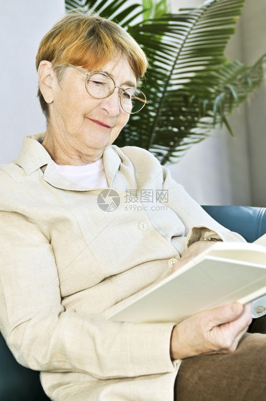 老年妇女阅读书女士祖父母退休女性眼镜价值观小说奶奶娱乐阅读图片
